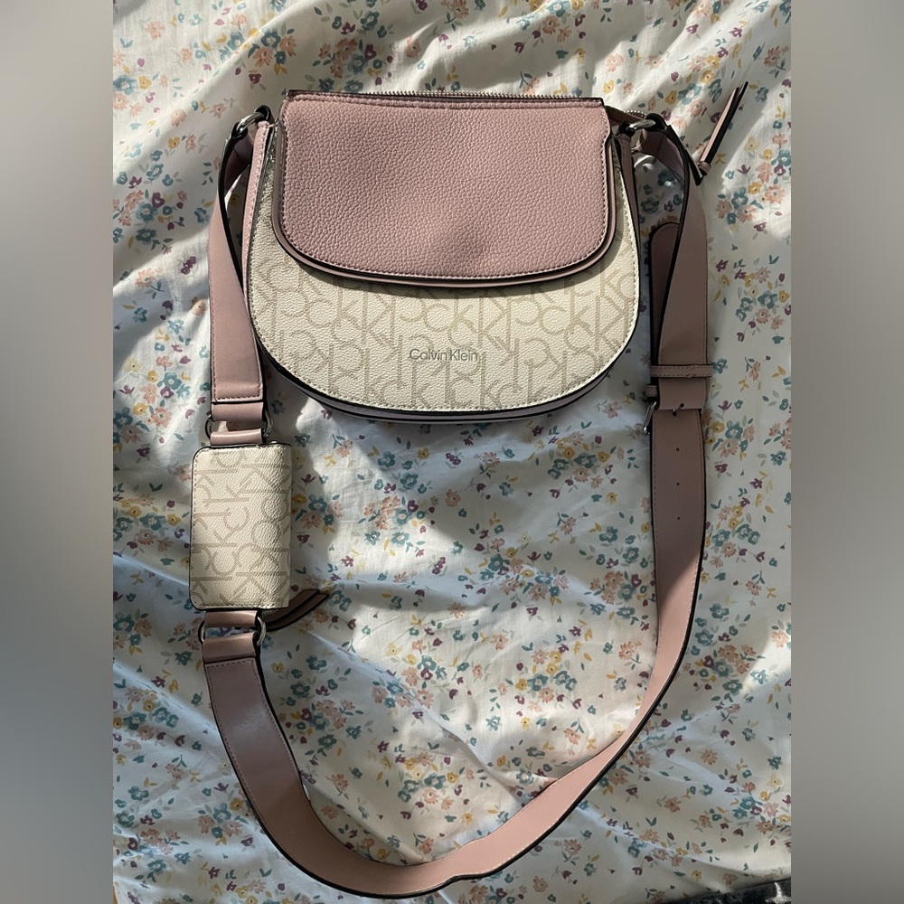 Calvin Klein Bella Signature Adjustable Crossbody light pink